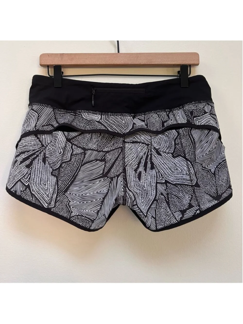 Lululemon Speed Short 2.5” Dottie Tribe White Black Size 6 Running Shorts